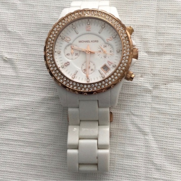 Woman’s Michael Kors watch color white and Rose gold made for a 6”wrist like new - Picture 1 of 6